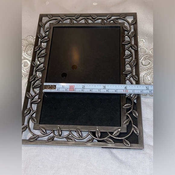 3/55$Vintage Table Top sturdy silver metal picture frame with leaves pattern 4x6 - Picture 5 of 12